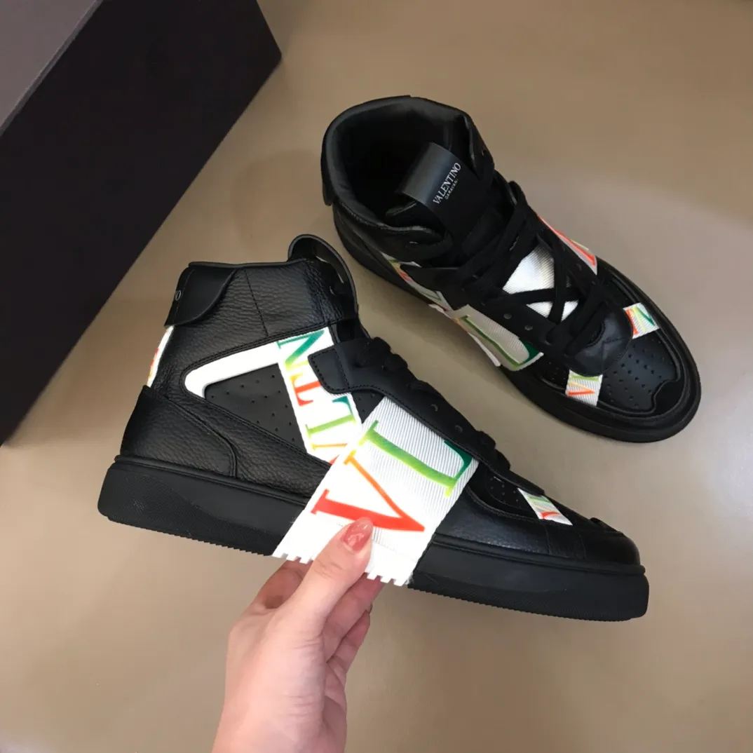 P460◾️▫️V L7N high-top calfskin lace-up sneakers. No man should be able to refuse this style. The classic color scheme is so handsome! Purchase a high-precision replica of the original version to instantly sell off the market currency! 6 VLTN logo rubber effect straps - Valentino Garavani Logo printed on the back and tongue, all materials are customized to ensure quality!  Size: Male 38-44 (45.46 customized)